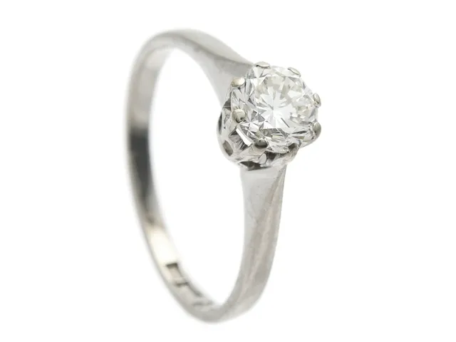 ENSTENSRING, 18K vitguld, briljantslipad diamant 0,70 ct enligt gravyr, ca TCa(K)/SI1, Rosengren & Eriksson, Stockholm 1961, stl 16,5 mm, vikt 2,5 g.