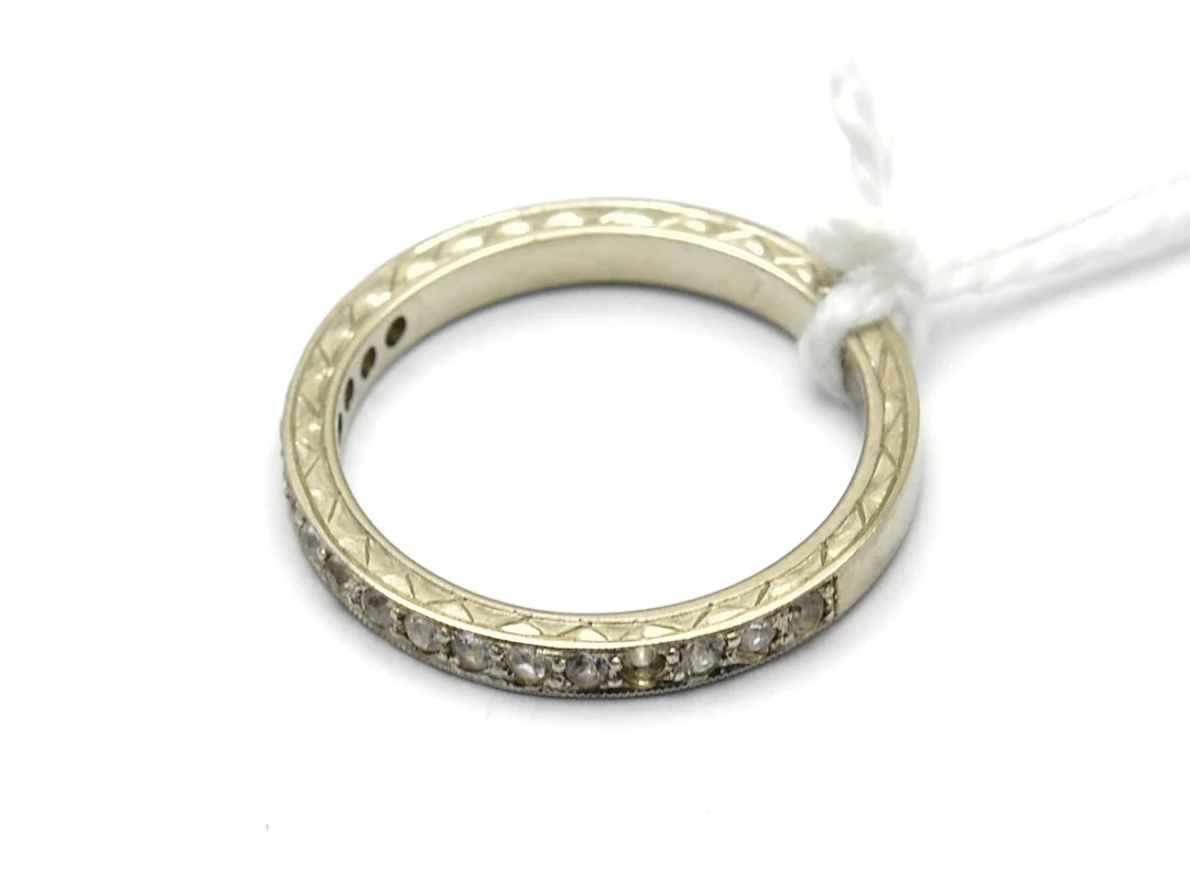 Ring 18K 2,9g Ø16½, med diamanter 15xca0,01ct, äldre slipning, defekt då två diamanter saknas — Smycken/Ring — Kaplans