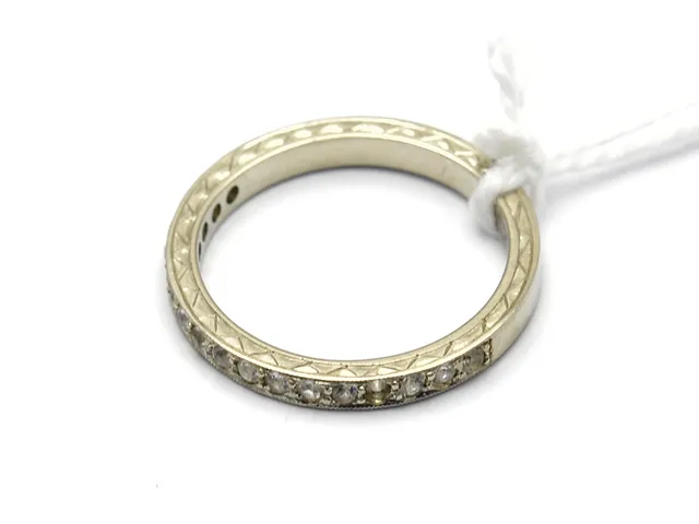Ring 18K 2,9g Ø16½, med diamanter 15xca0,01ct, äldre slipning, defekt då två diamanter saknas