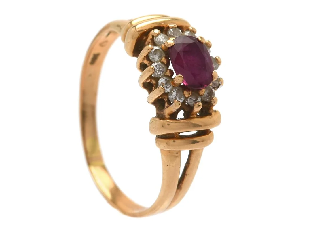 RING, 18K guld, rubin, 12 åttkantslipade diamanter ca 0,18 ctv, stl 17,5 mm, vikt 3,2 g. — Smycken/Ring — Kaplans