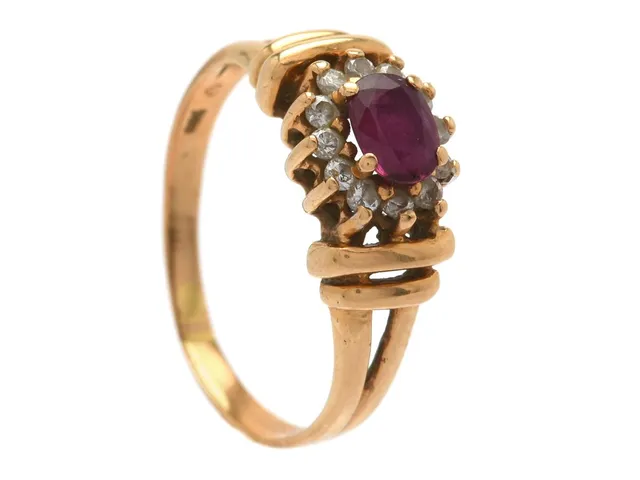 RING, 18K guld, rubin, 12 åttkantslipade diamanter ca 0,18 ctv, stl 17,5 mm, vikt 3,2 g.