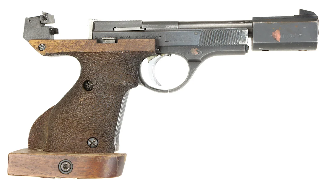 PISTOL, fabrikat Unique, modell DES 69, kaliber .22 Lr, tillv.nr 690248, se-nr SE0152425. — Pistols — Walter Borg