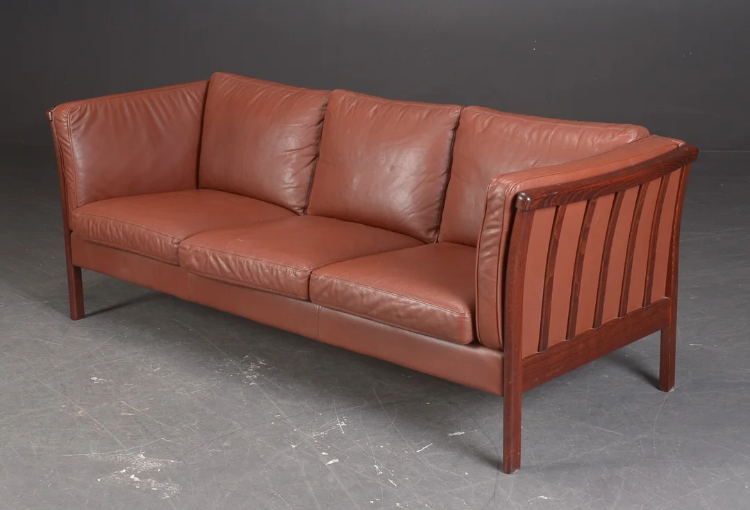 Stouby, tre-personers sofa i rødbrunt læder. — Furniture/Lounge suites, sofas — Lauritz
