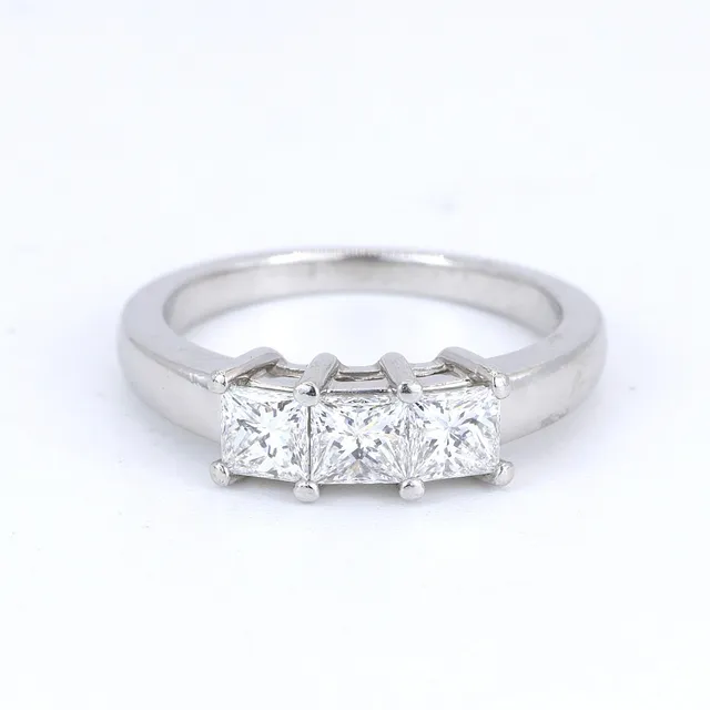 MAPPIN & WEBB PLATINUM DIAMOND RING.