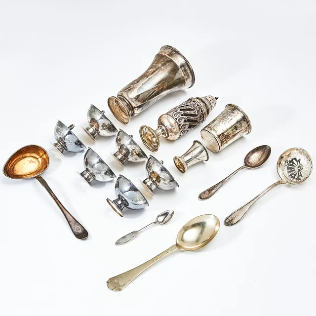 PUNSCHBÄGARE, 6 st, VAS, BÄGARE, 2 st, STRÖSOCKERSKED, SÅSSLEV, 3 SKEDAR, KRYDDBÖSSA, silver.