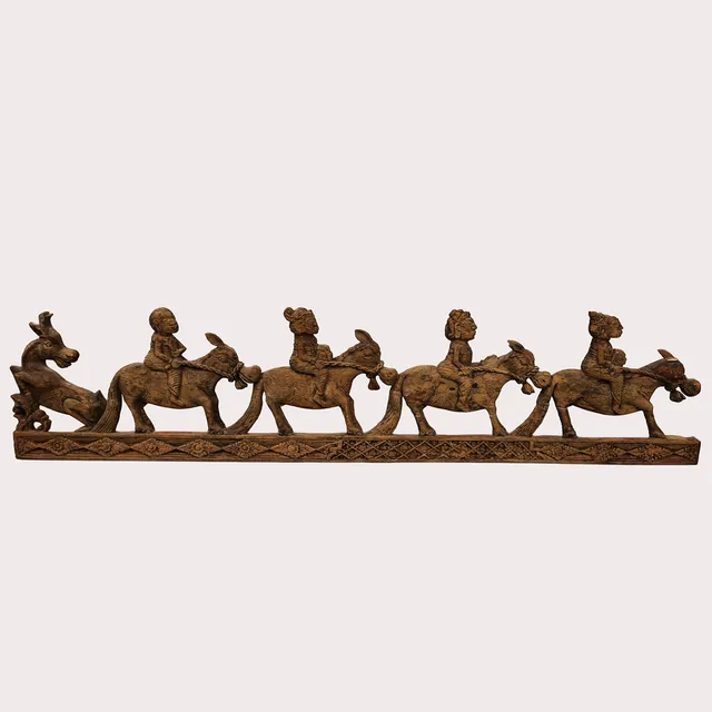 SKULPTERAD FRIS, trä, delvis bemålad och genombruten, ryttare på mulor, mm. Indien, 1800-tal.