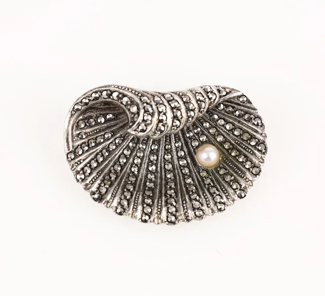 Silver brooch in the shape of a clam with pearl and marcasites