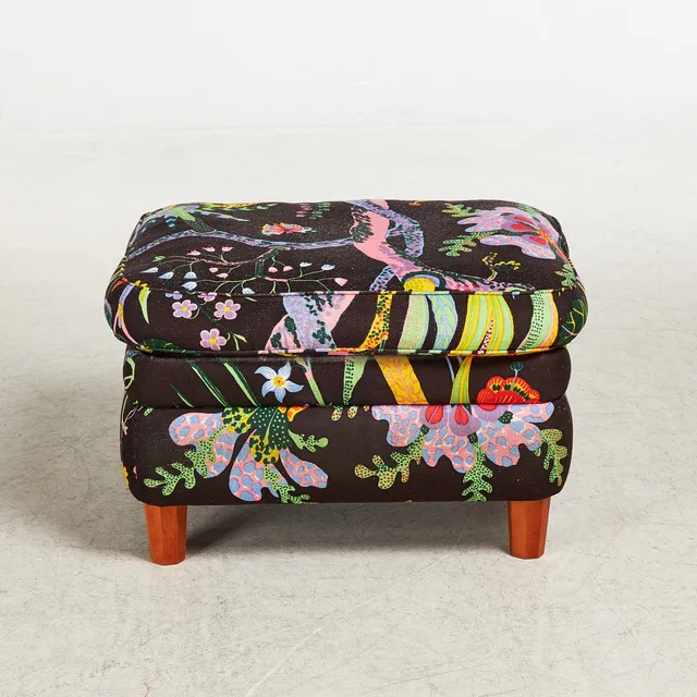 JOSEF FRANK. Pall, Firma Svenskt Tenn, modell 568, klädd i mönster Hawai, etikettmärkt.