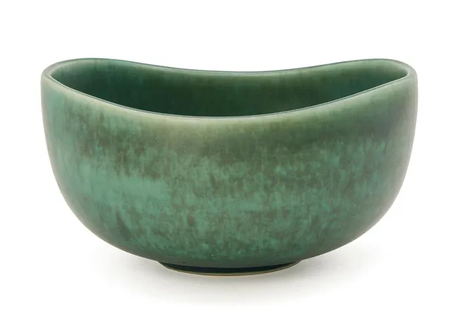 A boat-shaped stoneware bowl. Decorated with turquoise-green glaze. Signed E.ST.N. Made and stamped by Saxbo, 133. Made 1950–1968. H. max. 8.3 cm. W. 13.5 cm. L. 16 cm.