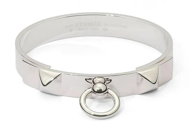 A “Collier de Chien” openable bangle of silver. Serial no. 23AK052860. Weight app. 40.5 g. W. 9 mm. Inner diam. app. 5.5 cm.