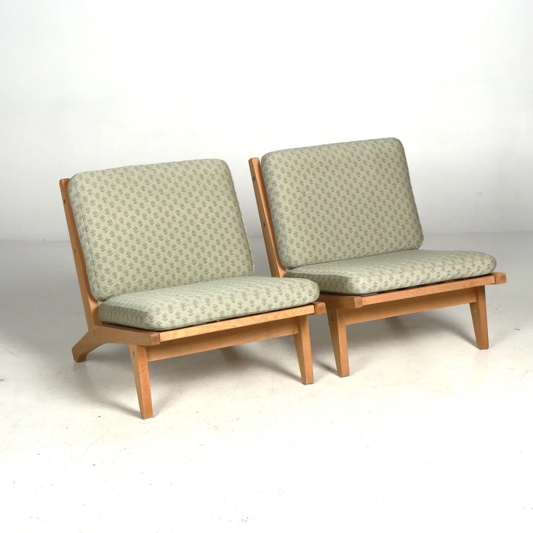Hans J. Wegner: A pair of oak armchairs, model GE-370. (2) — Furniture/Lounge chairs — Lauritz