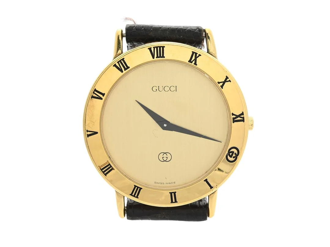 GUCCI, herrur, 33 mm, Serie nr. 0006088, Boett nr. 3000 M, doublé (10 micron), quartz, mineralglas, defekt (går ej), läderband, ca 1990. — Klockor/Gucci — Kaplans