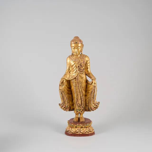 BUDDHA, på träsockel, Mandlay, Myanmar.