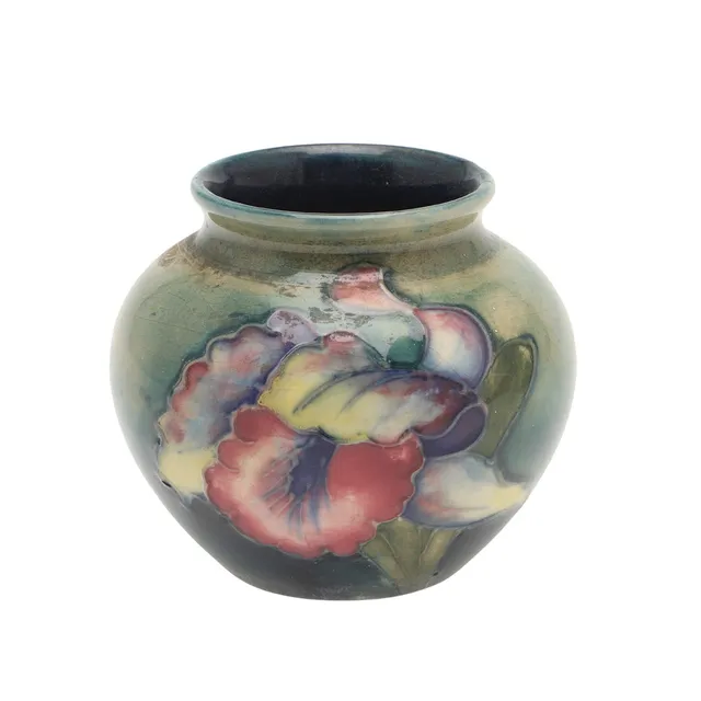 A SMALL MOORCROFT POTTERY SQUAT VASE.