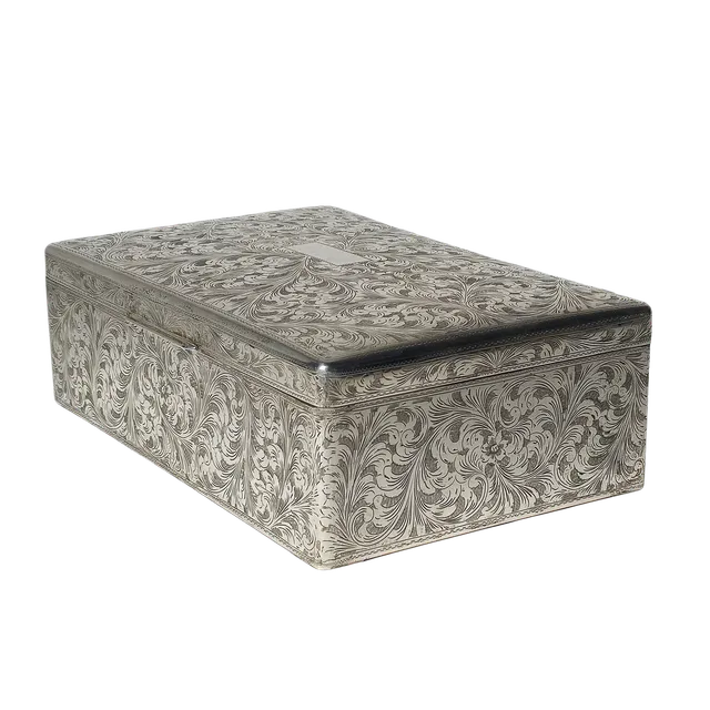 CAJA EN PLATA PUNZONADA CON BAJORRELIEVE DE ACANTO Y FLORES.