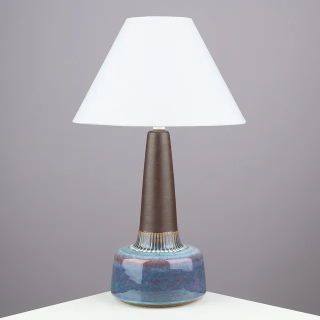 EINAR JOHANSEN. Bordlampe af delvist blåglaseret stentøj, modelnr. 1080-3, Søholm, Bornholm, Danmark, 1950/60'erne.