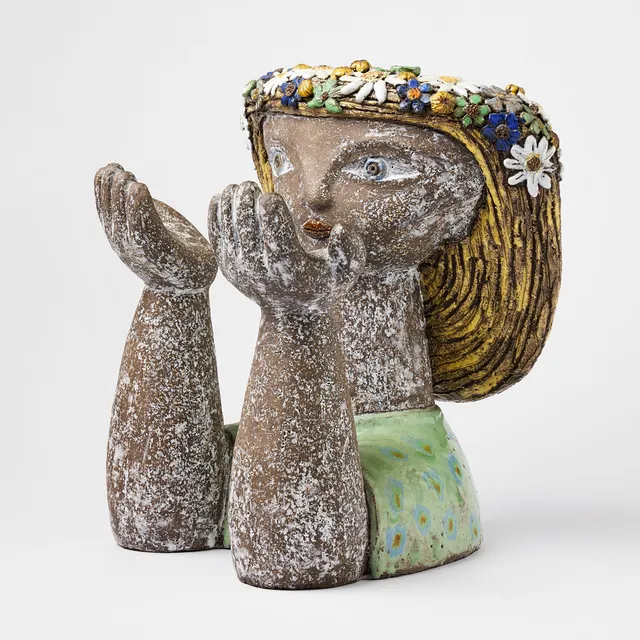 TAISTO KAASINEN. Skulptur, Upsala Ekeby 1950-tal, lergods, i form av en kvinna, delvis glaserat i grönt, gult, blått och vitt.