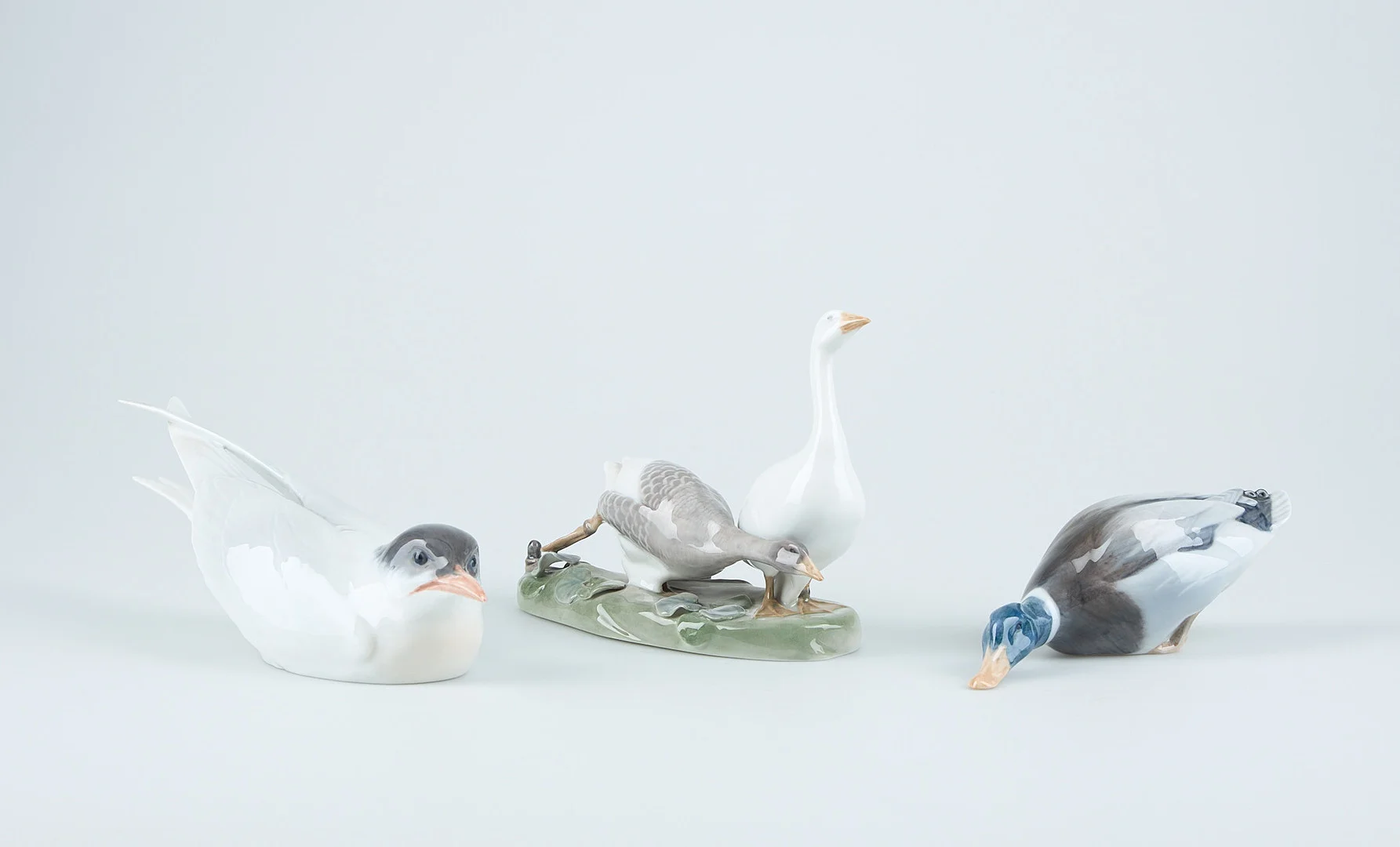 FIGURINER, 3 st, fåglar, porslin, Royal Copenhagen, Danmark. — European — Stockholms Auktionsverk Helsinki