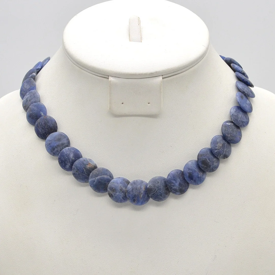 PERLENCOLLIER AUS LAPISLAZULI, FLACHE RUNDE PERLEN, VERGOLDETER VERSCHLUSS, 20. JAHRHUNDERT, CA. 43 CM. — Necklace — Kunst- und Auktionshaus Kleinhenz
