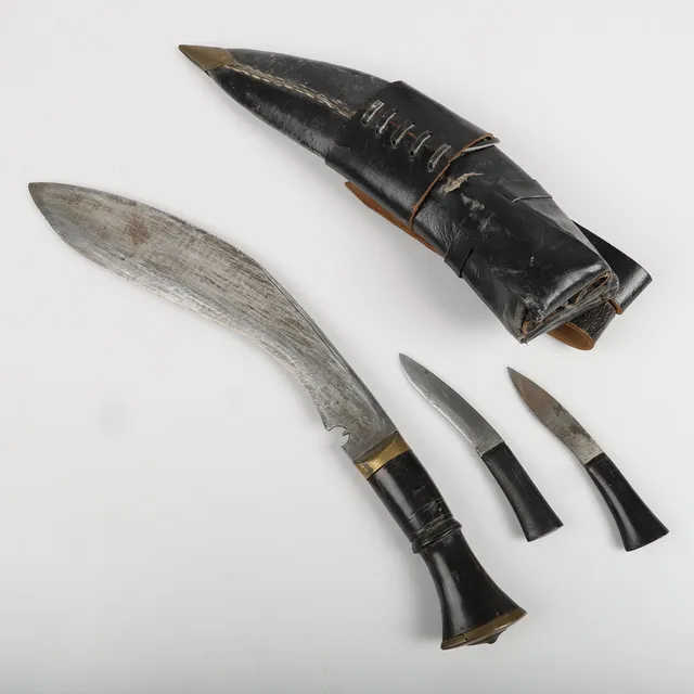 KNIV, Gurkha, metall/skinn, Nepal, 1900-tal.