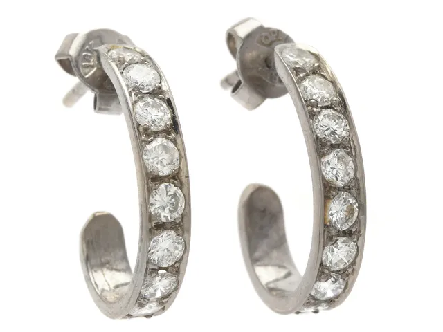ÖRHÄNGEN, 18K vitguld, 16 briljantslipade diamanter ca 0,80 ctv, ca TW(G)/VS, stift, vikt 3,9 g.