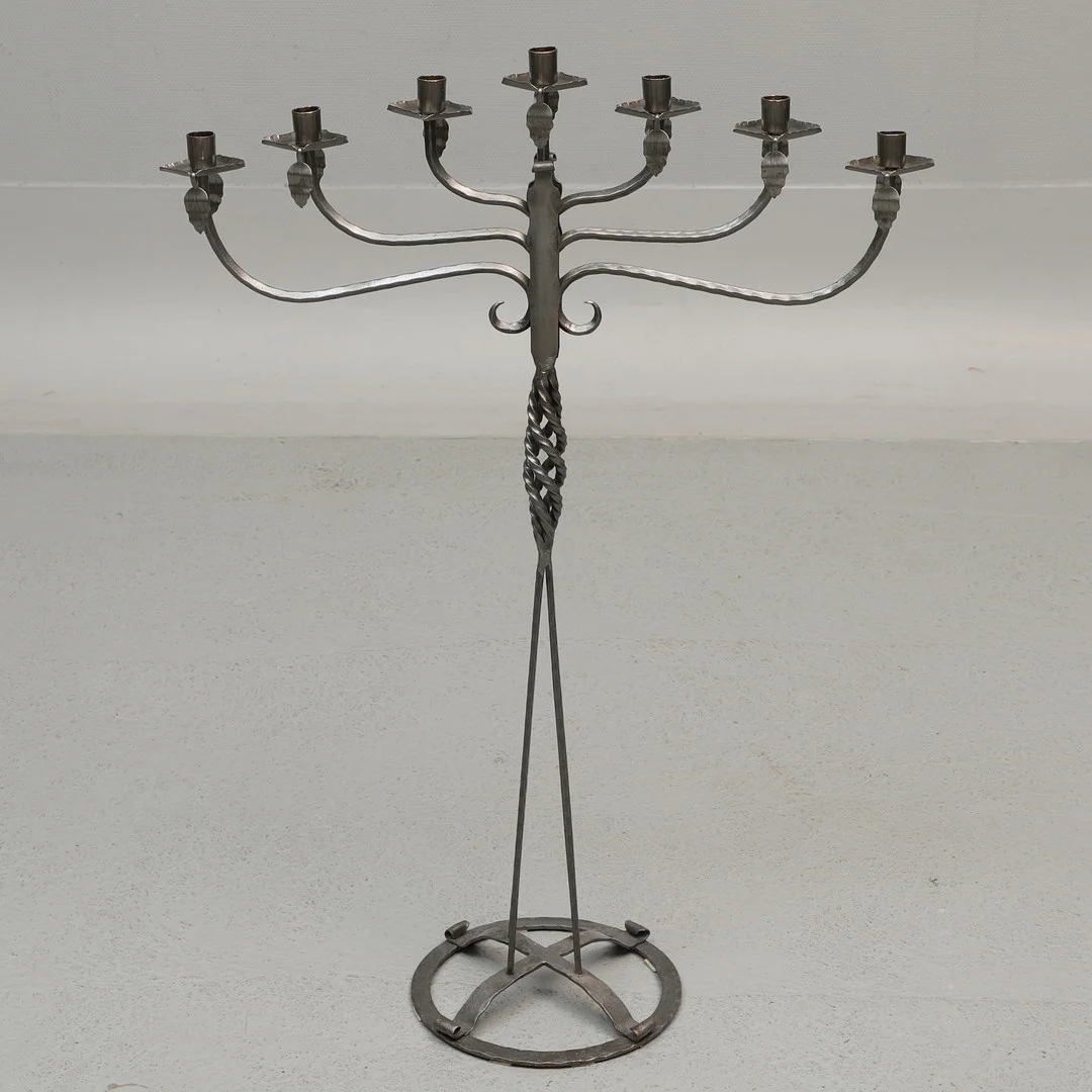 GUSTAF ANKARCRONA. Golvljusstake, smide, 7-armad, Käck & Hedbys, Leksand. — Candlesticks — Ekenbergs Auktioner