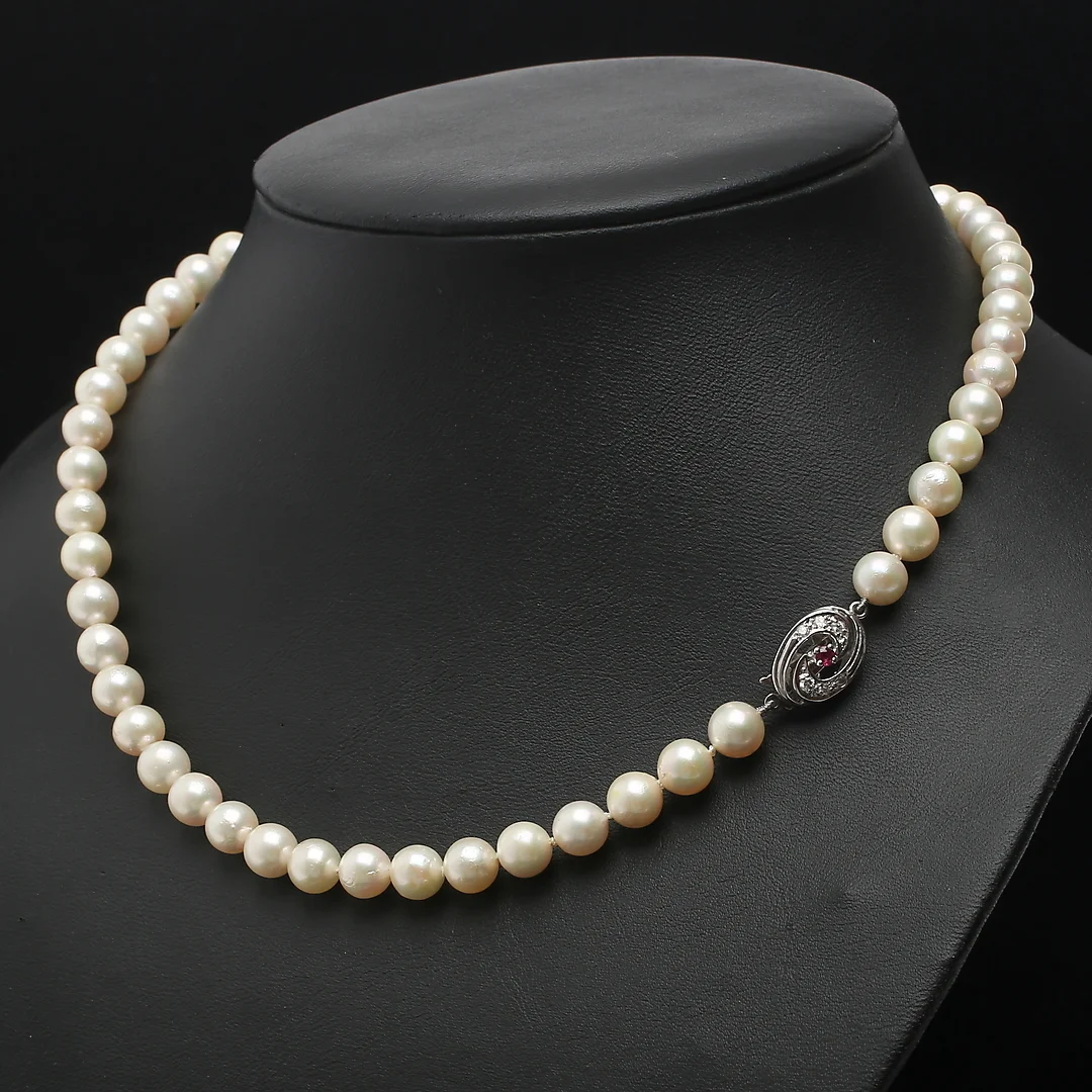 PÄRLCOLLIER, odlade pärlor ca 7-7,5 mm, 18K vitguldlås med rubin samt diamanter ca 0,05 ctv. — Necklace — Auktionshuset Kolonn