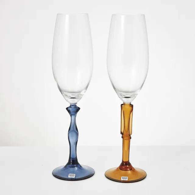 KJELL ENGMAN. Champagneglas, 2 st, "Two of us", etikettmärkta Kosta Boda.