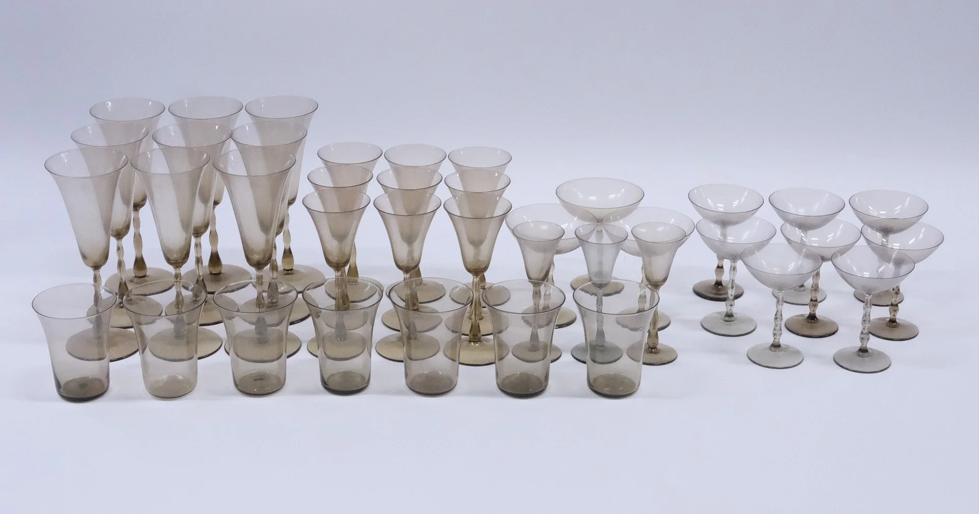 SIMON GATE. SERVISDELAR, ORREFORS-SANDVIK, 36 STYCKEN. — Tableware — Björnssons Auktionskammare