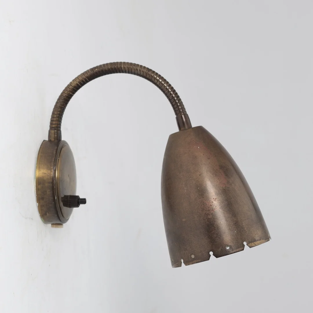Justerbar væglampe af patineret messing, dansk lamproducent, ca. 1940/50'erne. — Wall Lights — Palsgaard Kunstauktioner