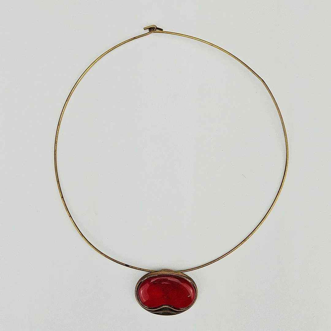 KALEVARA KORU. Collier med hänge. Brons och emalj. — Necklace — Auktionshuset Thörner & Ek