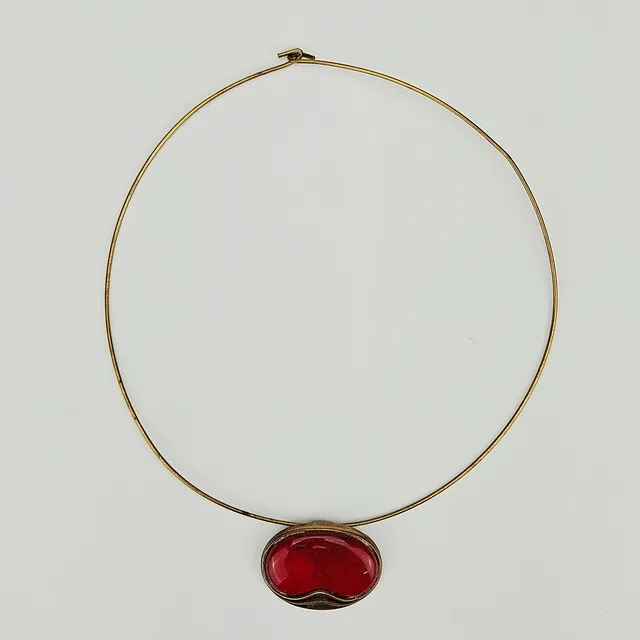 KALEVARA KORU. Collier med hänge. Brons och emalj.