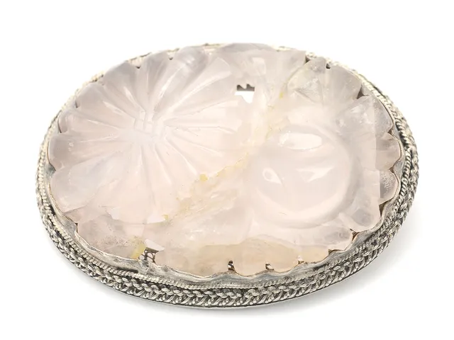 BROSCH, silver, snidad rosenkvarts, limmad, mindre skada på rosenkvartsen, mått 4,3 x 3,1 cm, vikt 17 g.