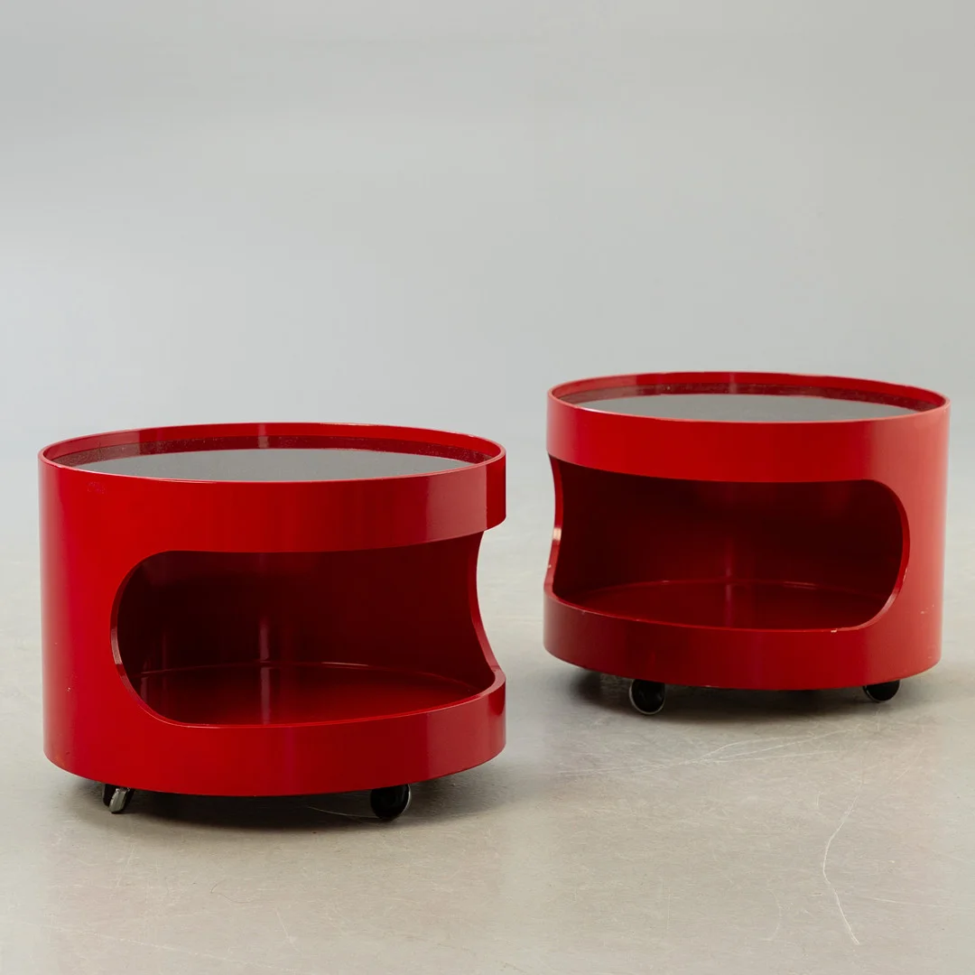 Opal, 2 Beistelltische auf Rollen, Space Age, rot (2). — Tables — Stockholms Auktionsverk Hamburg