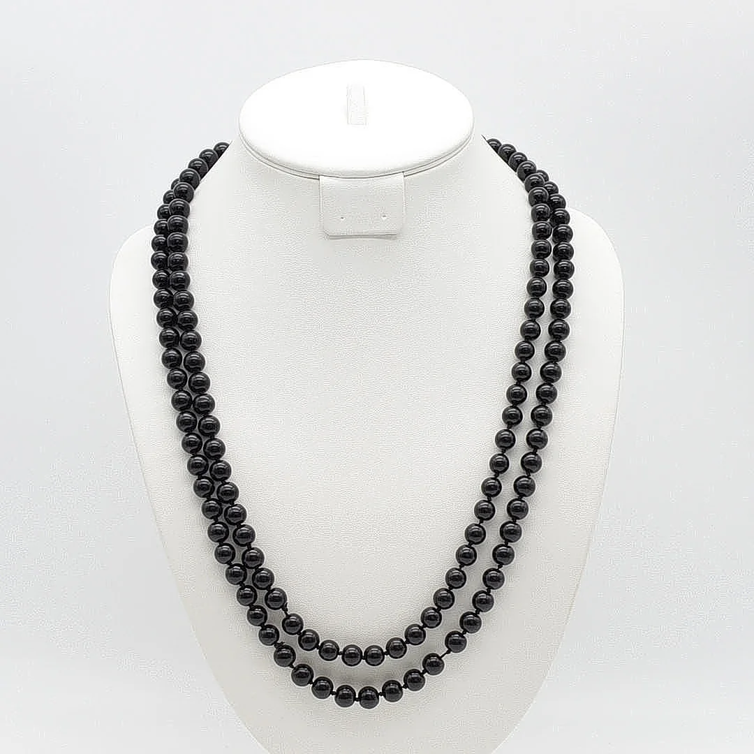 LANGES COLLIER MIT RUNDEN PERLEN, IN SCHWARZ, AUS GLAS, ENDLOS, CA. 128CM. — Necklace — Kunst- und Auktionshaus Kleinhenz