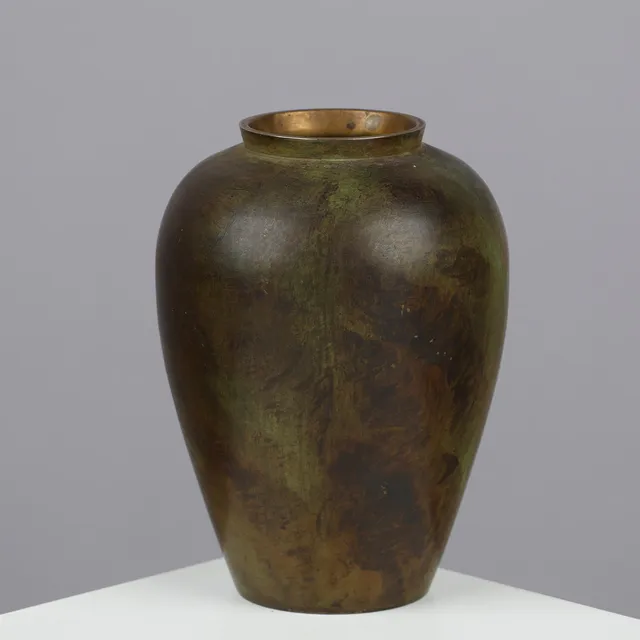 Vase af grønpatineret bronze, art deco, ca. 1930'erne.