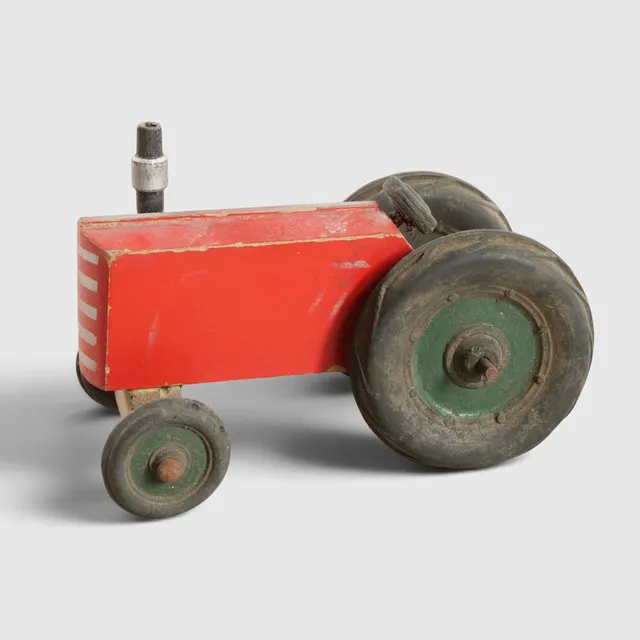 Traktor af bemalet træ, hjul af gummi. Danmark, omkring 1900-tallets midte.