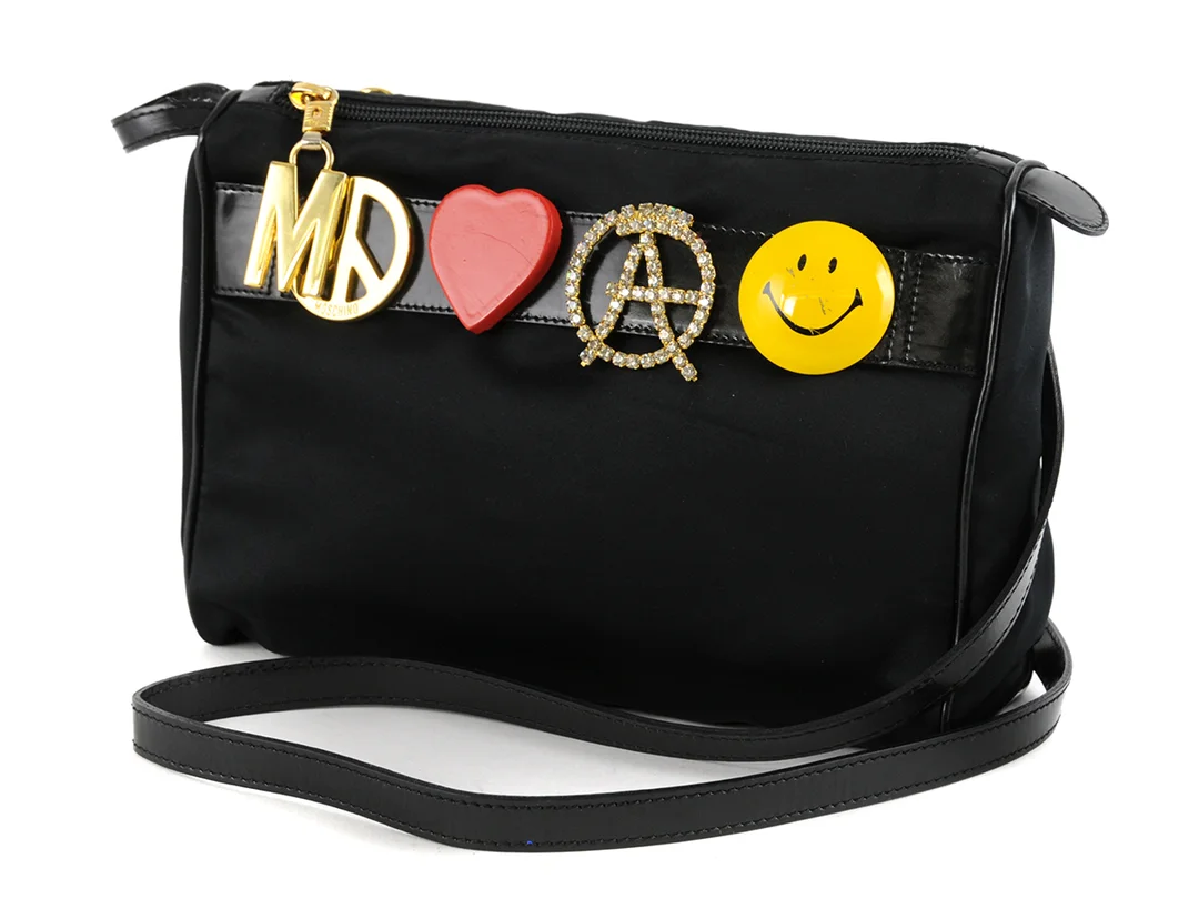 VÄSKA, MOSCHINO, svart nylon, läder, gulmetall, röd, gul samt strass detaljer, 25x18x8 cm, avtagbar axelrem. — Accessoarer/Väskor — Kaplans