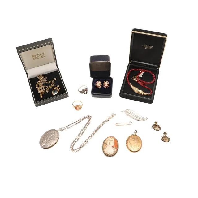 ASSORTED JEWELLERY.