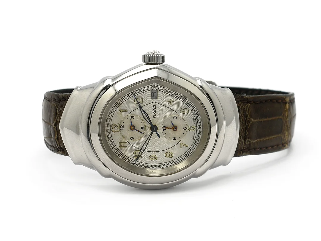 GIANNI VERSACE, by Franck Muller, herrur, 38,5 mm, Cal 2800 (Franck Muller), Serie nr. 30/250, Ref nr. 4202/10AC, stål, automatisk, safirglas, datum, tre tidzoner, skadad urtavla, boett signerad Franck Muller, läderband, originalspänne, ca 1998. — Klockor/Gianni Versace — Kaplans