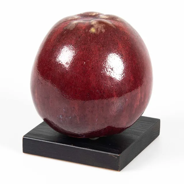 ULLA KRAITZ. Äpple, glaserat stengods, signerad Kraitz, träsockel.