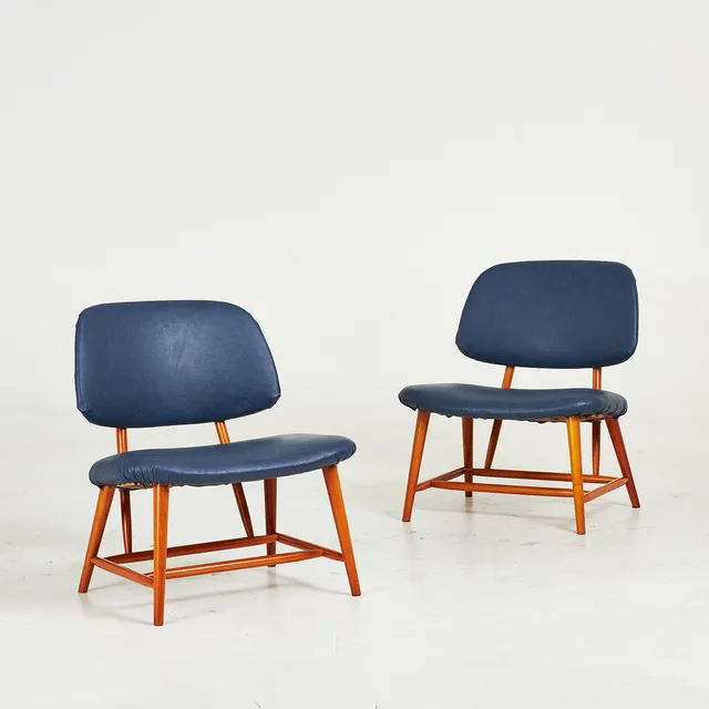 ALF SVENSSON. Fåtöljer, 1 par, "TeVe", stomme i teak, klädsel i blått imitationsläder, formgiven 1953, undertill märkt Ljungs industrier AB.