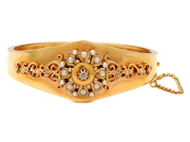ARMRING, 18K guld, rosenslipad diamant ca 0,05 ct, orientaliska halvpärlor, antik, Frankrike 1800-talets andra hälft, 6x6 cm, vikt 17,3 g, diamant med nagg, mindre bucklor, senare säkerhetskedja.