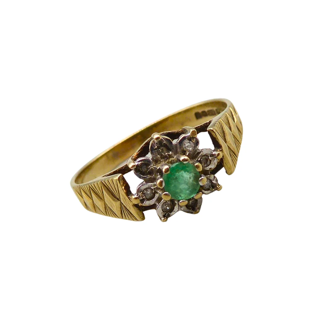375ER GELBGOLDRING MIT SMARAGD UND 8 BRILLANTEN IN BLÜTENFORM. — Rings — Auktionshaus Stuber's Hammerschlag