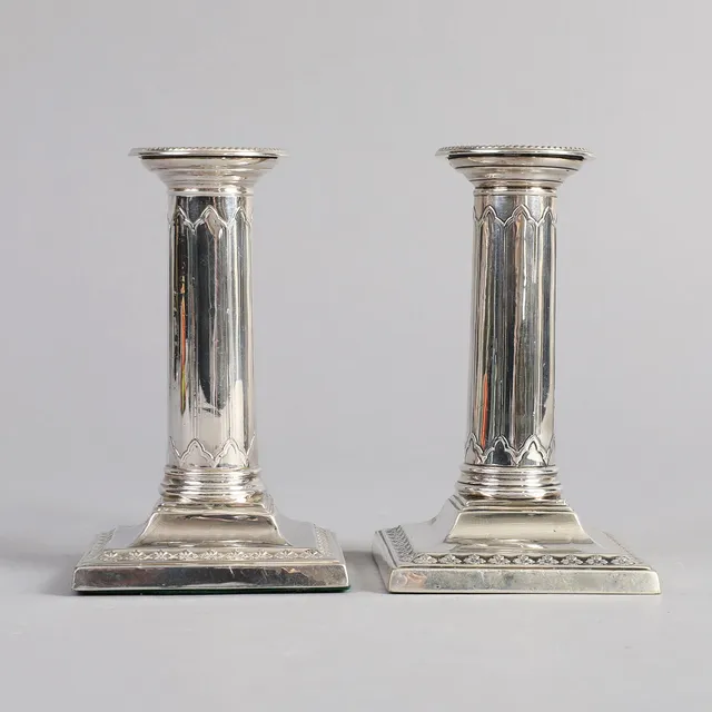 MAPPIN & WEBB. Et par engelske lysestager af sterlingsølv, Sheffield, 1900-tallets begyndelse (2).