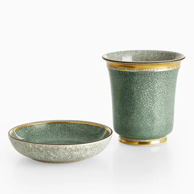 THORKILD OLSEN. Kopp & fat, Royal Copenhagen, Danmark, 1966, porslin med krackelerad glasyr och detaljer i guld.