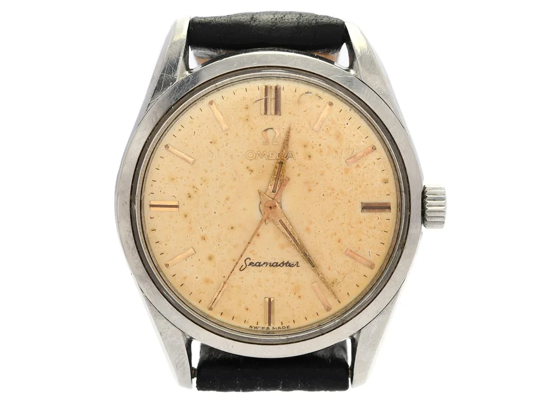 OMEGA, Seamaster, Cal 284, Serie nr. 16059963, Ref nr. CK 2938, Boett nr. 2938-3 SC, herrur, 36 mm, stål, manuell, plexiglas, skadad urtavla, skadad boett (böjda bandhorn), läderband, ca 1958. — Klockor/Omega — Kaplans