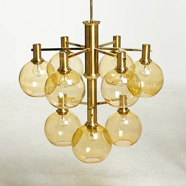 ERIK WÄRNÅ. Takkrona, stor modell, EWÅ, stomme i mässing med 9 lampglober i två nivåer, bärnstensfärgat glas från Rosdala glasbruk, 1960/70-tal.