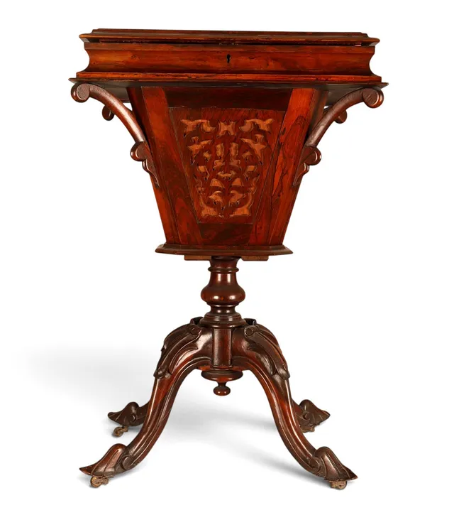 Costurero victoriano en palisandro y madera entintada, de mediados del siglo XIX.