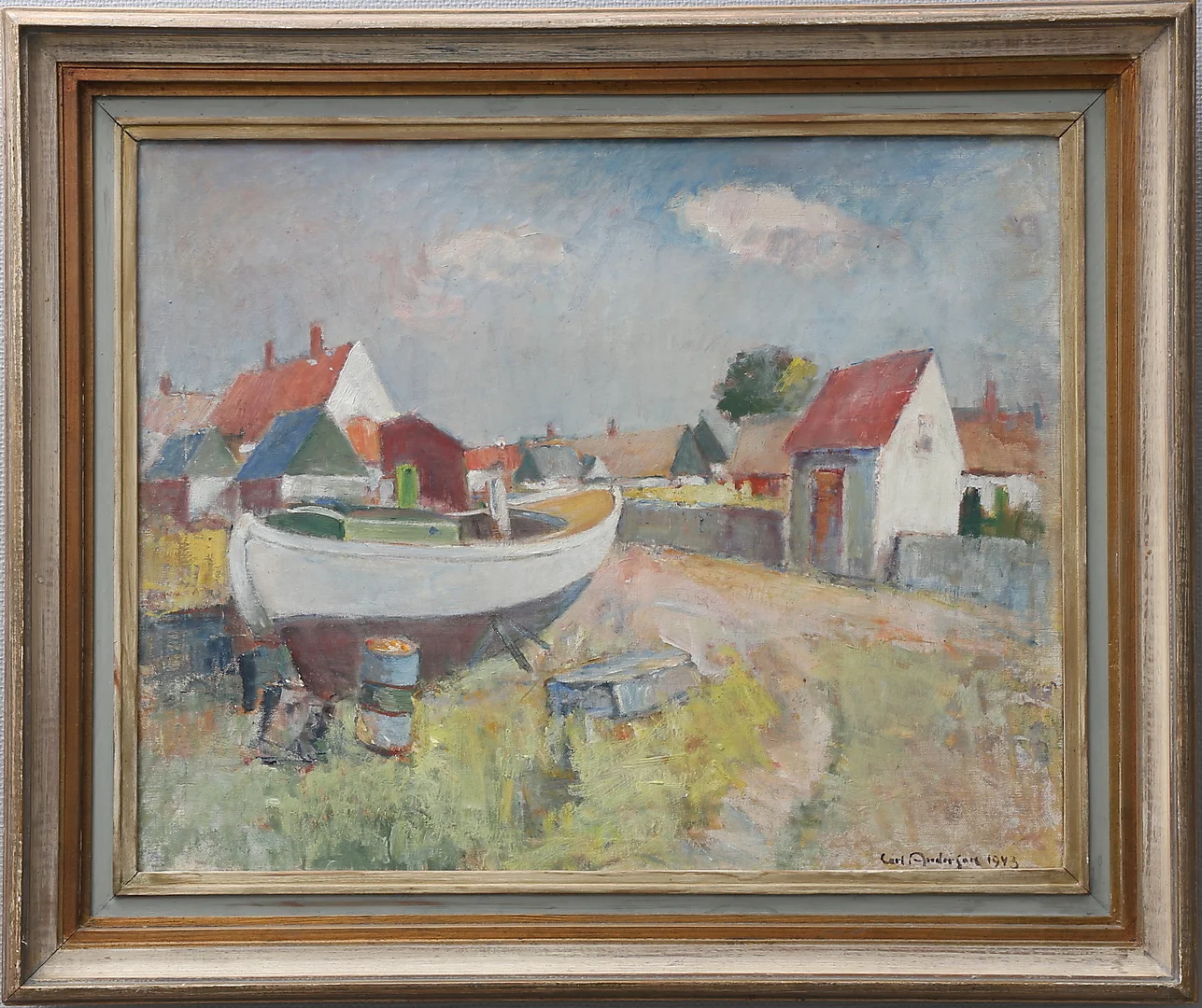 CARL ANDERSON. Bymotiv med båt. Olja på duk, signerad och daterad 1943. — Paintings — Växjö Auktionskammare